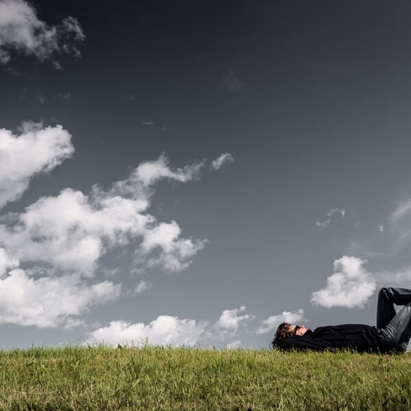 meditation allongée homme dans lla nature