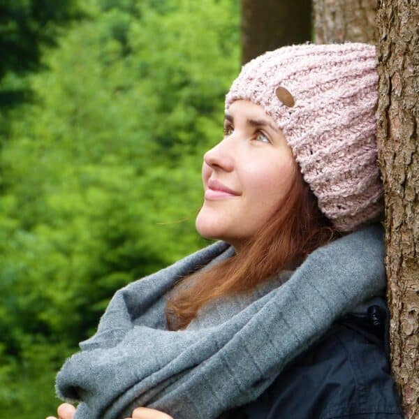 jeune femme qui est ressourcée par la pratique de meditation en pleine nature