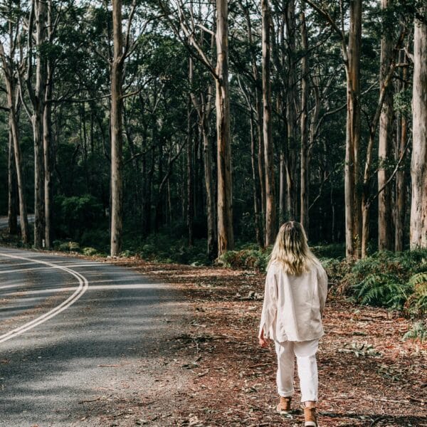 femme qui se promene dans une foret pour cultiver l'optimisme