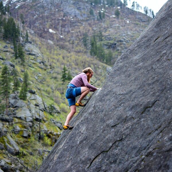 homme escaladant une montagne