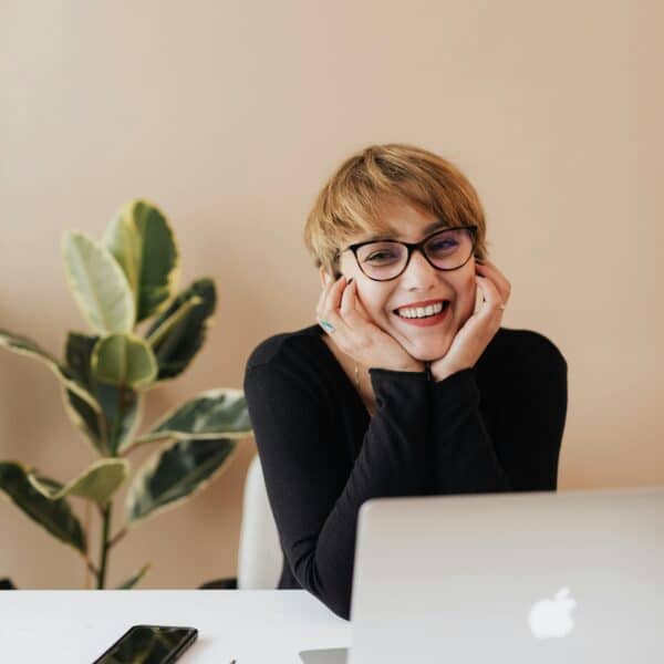 femme épanouie et positive au travail