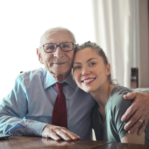 homme agé et jeune femme qui sourient et expriment la compassion l'un envers l'autre