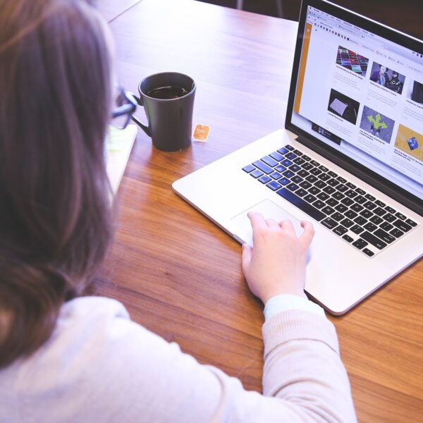 etudiante positive devant un ordinateur portable