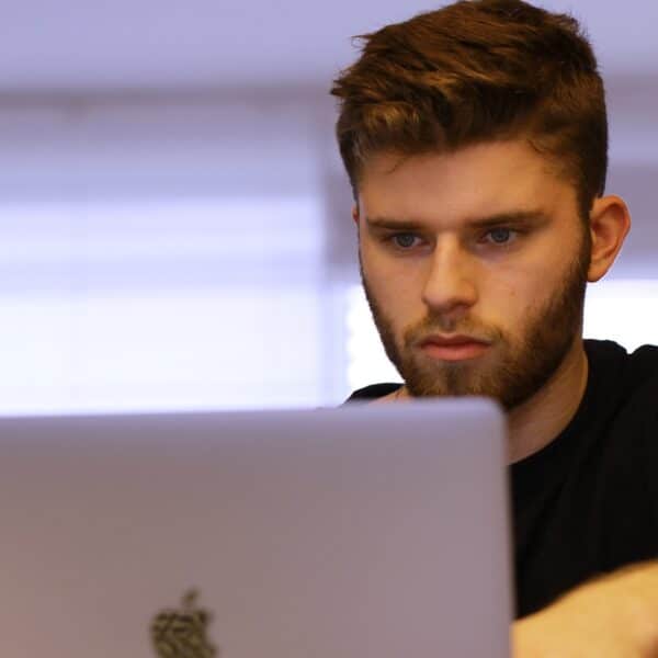 jeune homme etudiant une formation en ligne